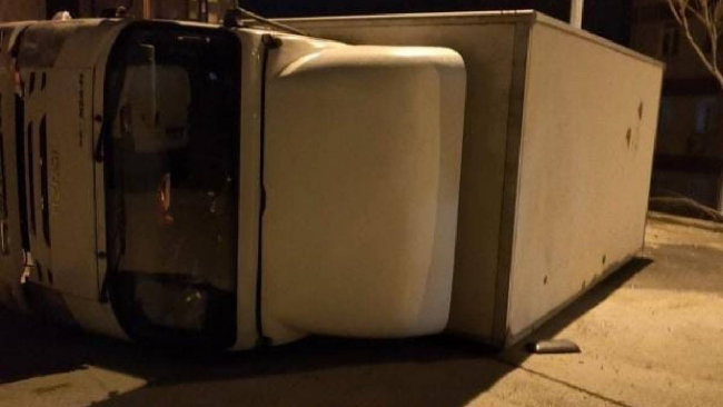 Bursa'da şiddetli lodos: Çatılar uçtu, ağaçlar devrildi